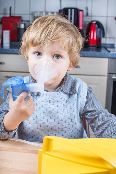 Entzückender Kleinkind Junge macht Inhalation mit Vernebler — Stockfoto