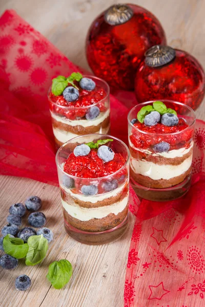 Postre dulce tiramisú con fresa —  Fotos de Stock