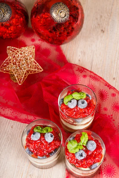 Postre dulce tiramisú con fresa — Foto de Stock