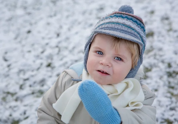 Menino adorável criança no belo dia de inverno — Fotografia de Stock