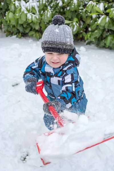 Bonito criança menino ter um monte de diversão com neve — Fotografia de Stock