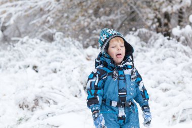 kar ile eğlenmek çok güzel yürümeye başlayan çocuk