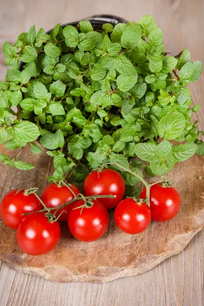 Bando de tomate cereja fresco com molho de hortelã — Fotografia de Stock