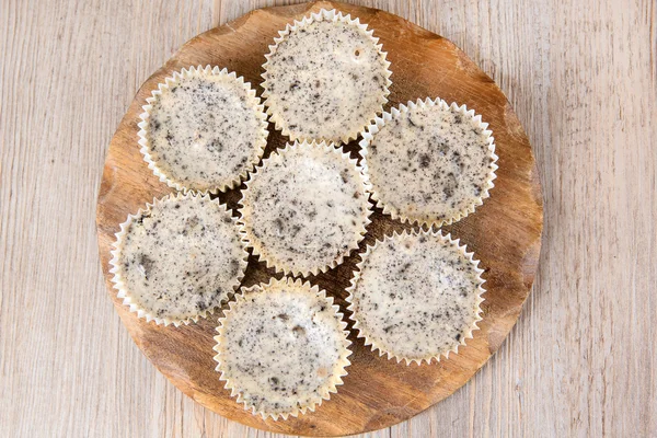 Bolinhos e cheesecakes creme em formas de muffin — Fotografia de Stock