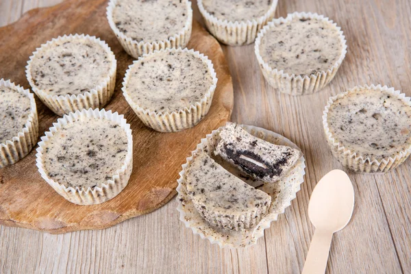 Cookies en crème kaastaart in muffin vormen — Stockfoto