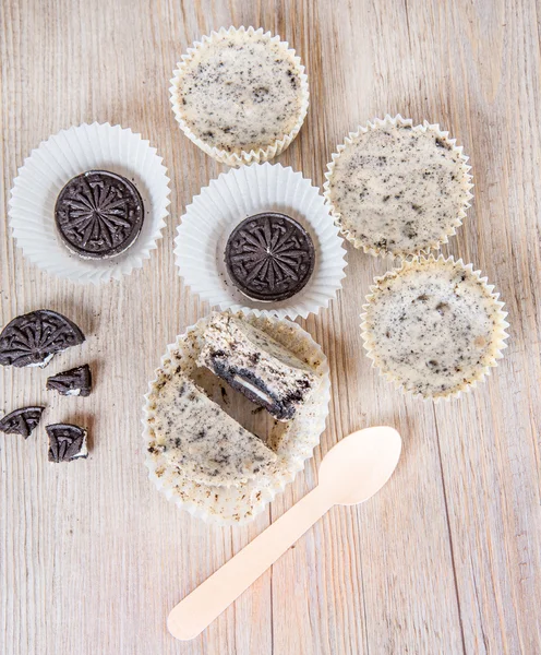 Cookies en crème kaastaart in muffin vormen — Stockfoto