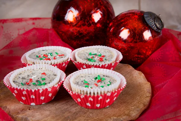 Christmas cookies and cream cheesecakes in muffin forms — Stock Photo, Image