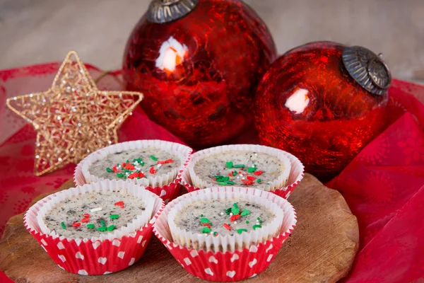 Christmas cookies and cream cheesecakes in muffin forms — Stock Photo, Image