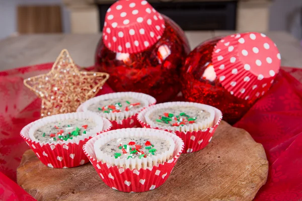 Christmas cookies en crème kaastaart in muffin vormen — Stockfoto