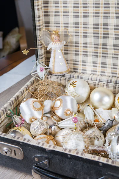 Juguetes del árbol de Navidad blanco antiguo en una maleta antigua —  Fotos de Stock