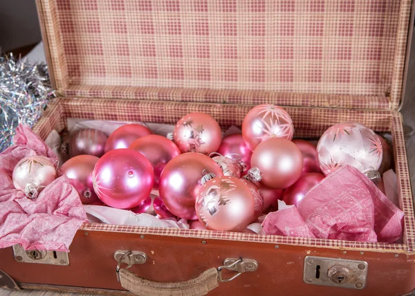 Ősi rózsaszín Christmas tree játékok, antik bőrönd — Stock Fotó