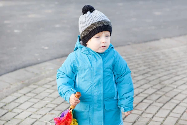 Piękne toddler chłopiec w niebieski odzież marzy — Zdjęcie stockowe