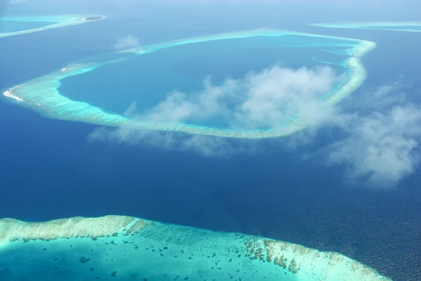 Île tropicale des Maldives dans l'océan Indien — Photo