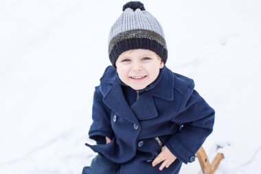 çok güzel yürümeye başlayan çocuk güzel kış gününde