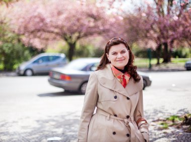 güzel bir kız ile çiçeklenme sakura bahar