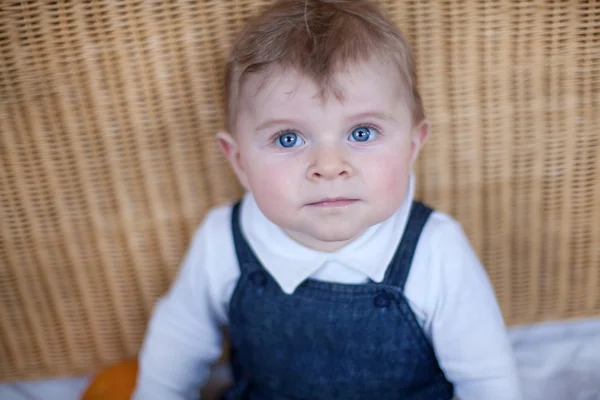 Niño adorable con ojos azules en el interior — Foto de Stock