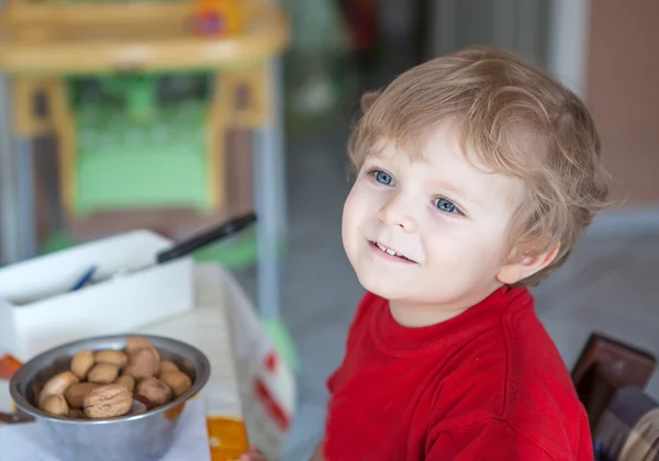 Adorable bambin aux yeux bleus à l'intérieur — Photo