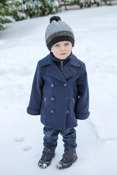 Adorable toddler boy on beautiful winter day — Stock Photo, Image
