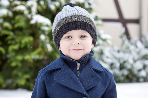 Очаровательный мальчик в прекрасный зимний день — стоковое фото