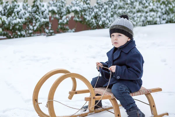 古代そり冬の日に素敵な小さな男の子 — ストック写真