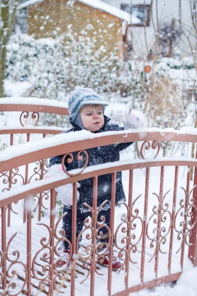 Niño de un año divirtiéndose con nieve — Foto de Stock