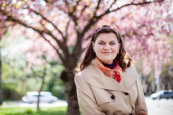 Belle fille avec printemps sakura en fleurs — Photo