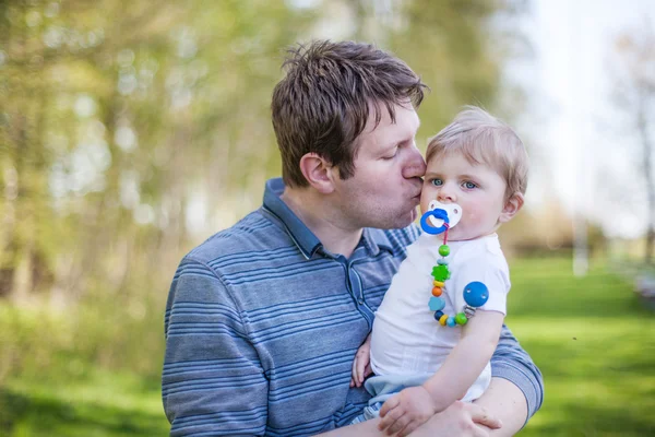 Unga far och söt pojke i vår skog — Stockfoto