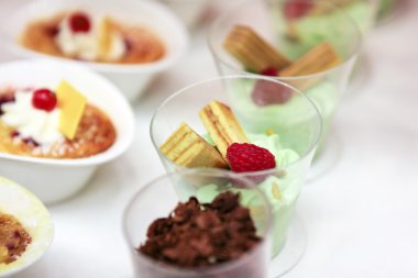 Ahududu, coodie, çikolata ve krema ile tatlı desset