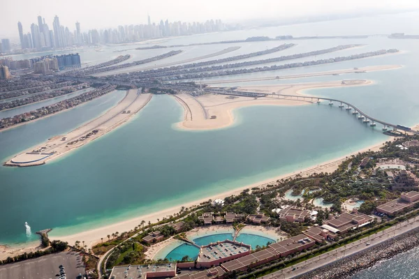 Eiland van de palm Jumeirah in dubai met skyscrappers — Stockfoto