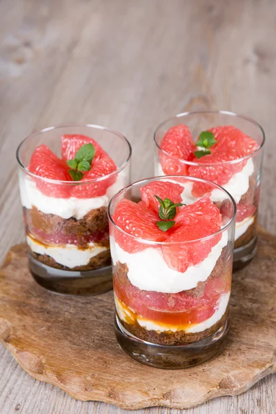 Słodki deser tiramisu z świeże grejpfrutowy — Zdjęcie stockowe