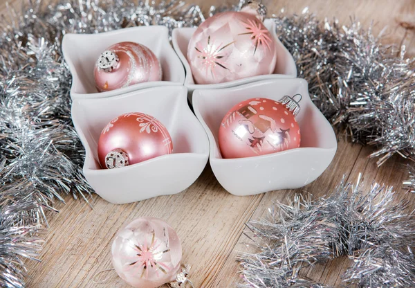 Bolas de árvore de Natal rosa decorado — Fotografia de Stock