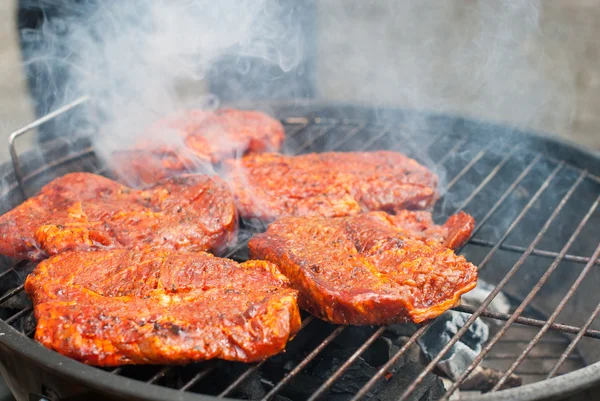 Läckra nötstek, heta grillen — Stockfoto