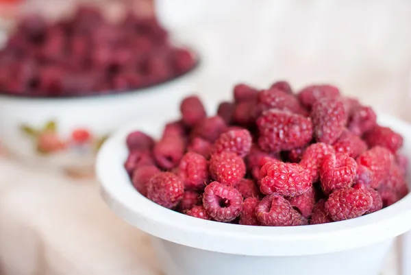 白碗杯子与新鲜成熟莓 — 图库照片