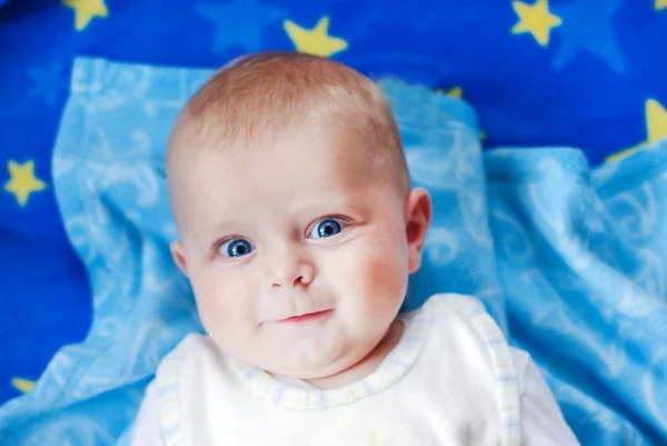 Adorável bebê menino sorrindo interior — Fotografia de Stock