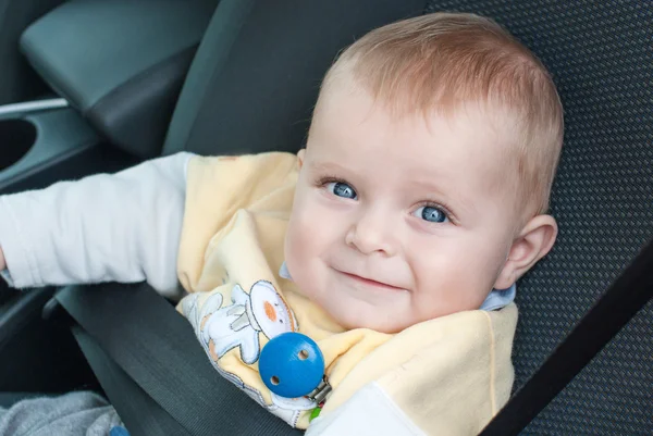 Αξιολάτρευτο μικρό παιδί αυτοκινητάκι — Φωτογραφία Αρχείου