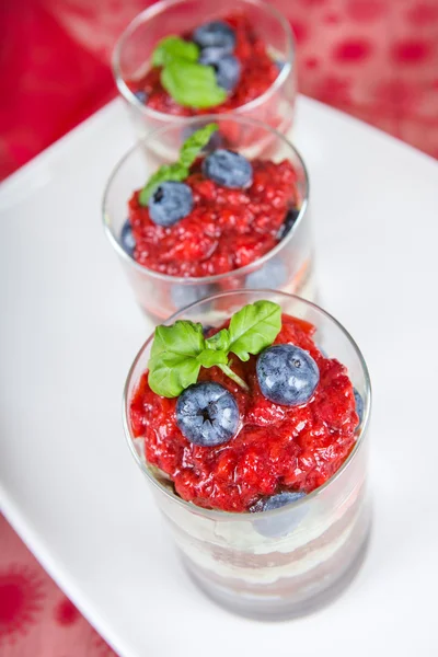 Söt dessert tiramisu med jordgubbe — Stockfoto