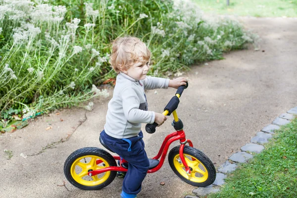 2 years old toddler riding on his first bike — Stock Photo, Image