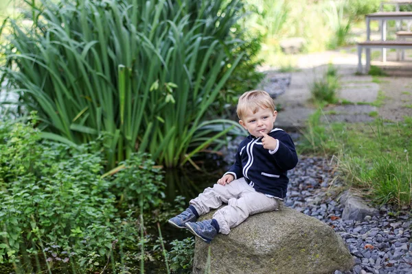 Lilla barn pojke på sjön på sommaren — Stockfoto