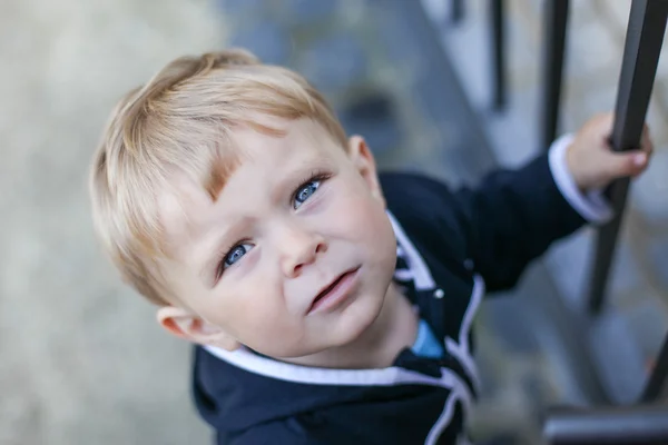 Porträt eines kleinen Jungen im Sommer am See — Stockfoto