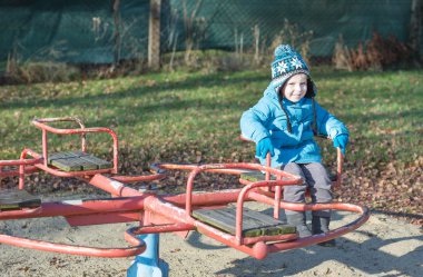 Portret van gelukkig meisje op bloemen achtergrond