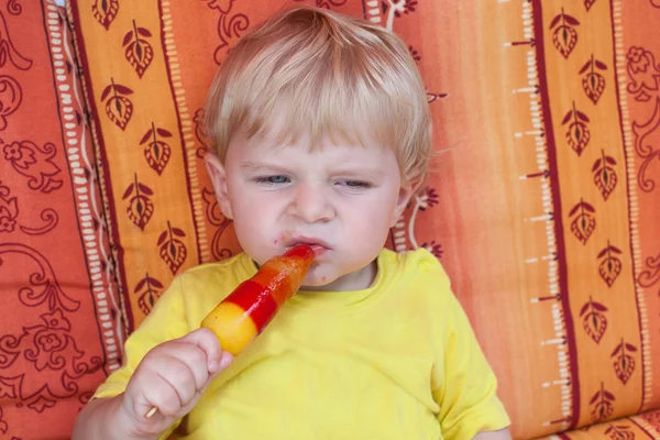 Menino pequeno comendo sorvete colorido — Fotografia de Stock
