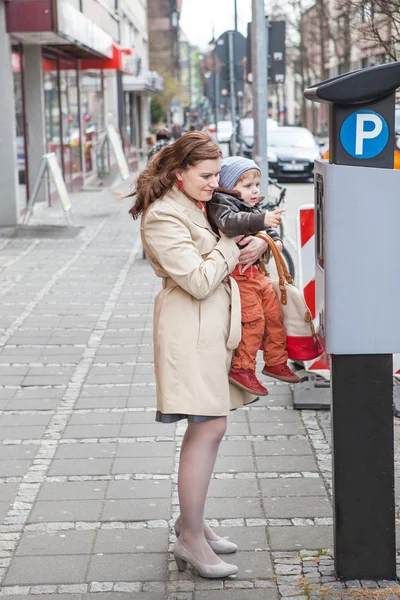 年轻的母亲和蹒跚学步的男孩城市街道 — 图库照片