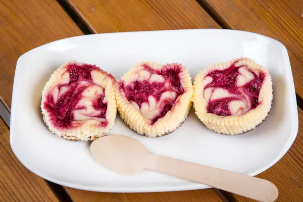 Mini frambozen kaastaart in muffin vormen — Stockfoto