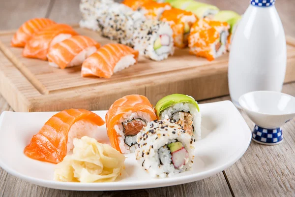 Variace čerstvé chutné sushi rohlíky — Stock fotografie