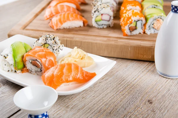 Variation frischer, schmackhafter Sushi-Brötchen — Stockfoto