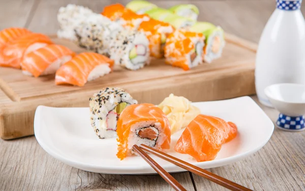 Variatie van verse, smakelijke sushi rolt — Stockfoto