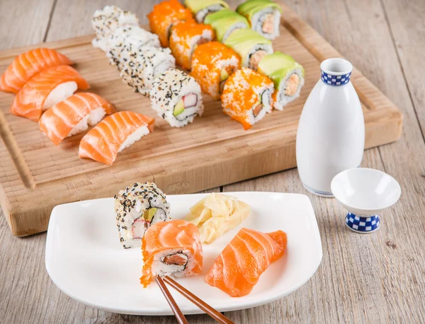 Variatie van verse, smakelijke sushi rolt — Stockfoto