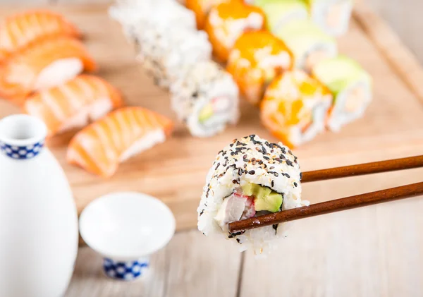Varyasyon taze lezzetli suşi rulo — Stok fotoğraf