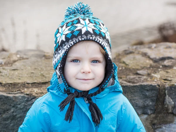 2 年間屋外の小さな男の子の肖像画 — ストック写真