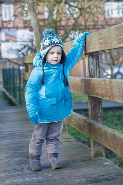 Lindo niño caminando en puente de madera — Foto de Stock